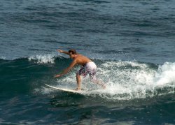 el-salvador-david-lovitt-sunzal-surfer